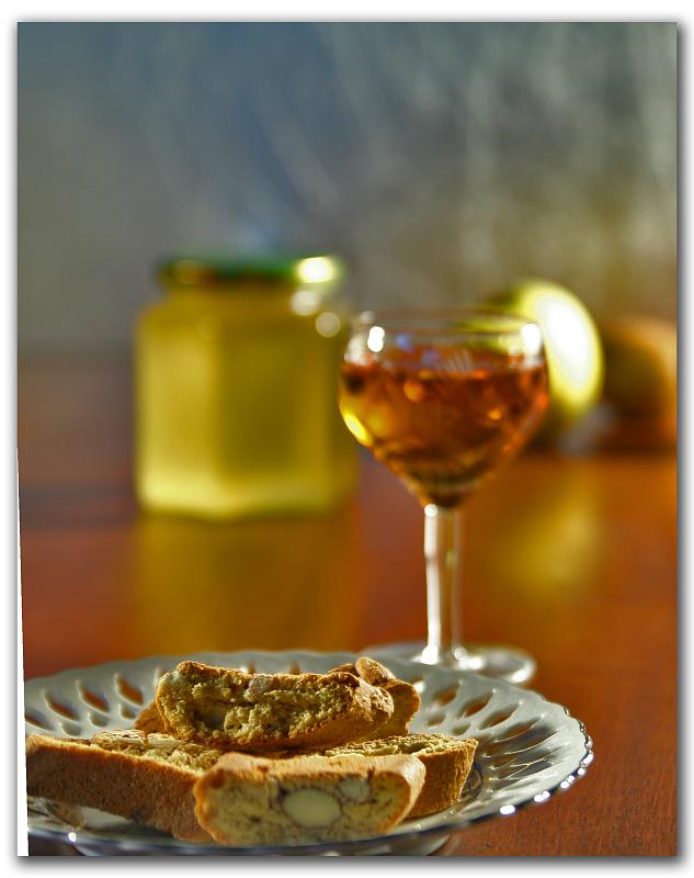 The Italian wine Vin Santo with its traditional food pairing of Biscotti